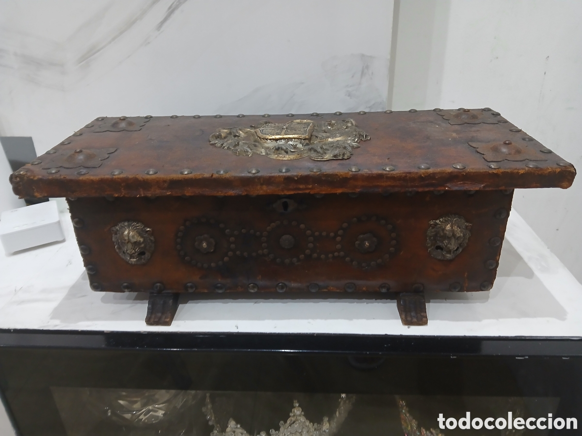 Vintage: Caja de madera y piel y con escudo antiguo