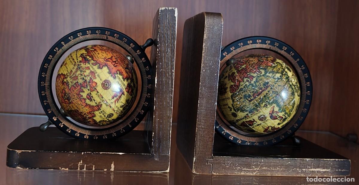 Vintage: PAREJA DE SUJETALIBROS VINTAGE DE MADERA CON ESFERAS DE GLOBO TERR&Aacute;QUEO ESTILO ANTIGUO Y BASES EN L