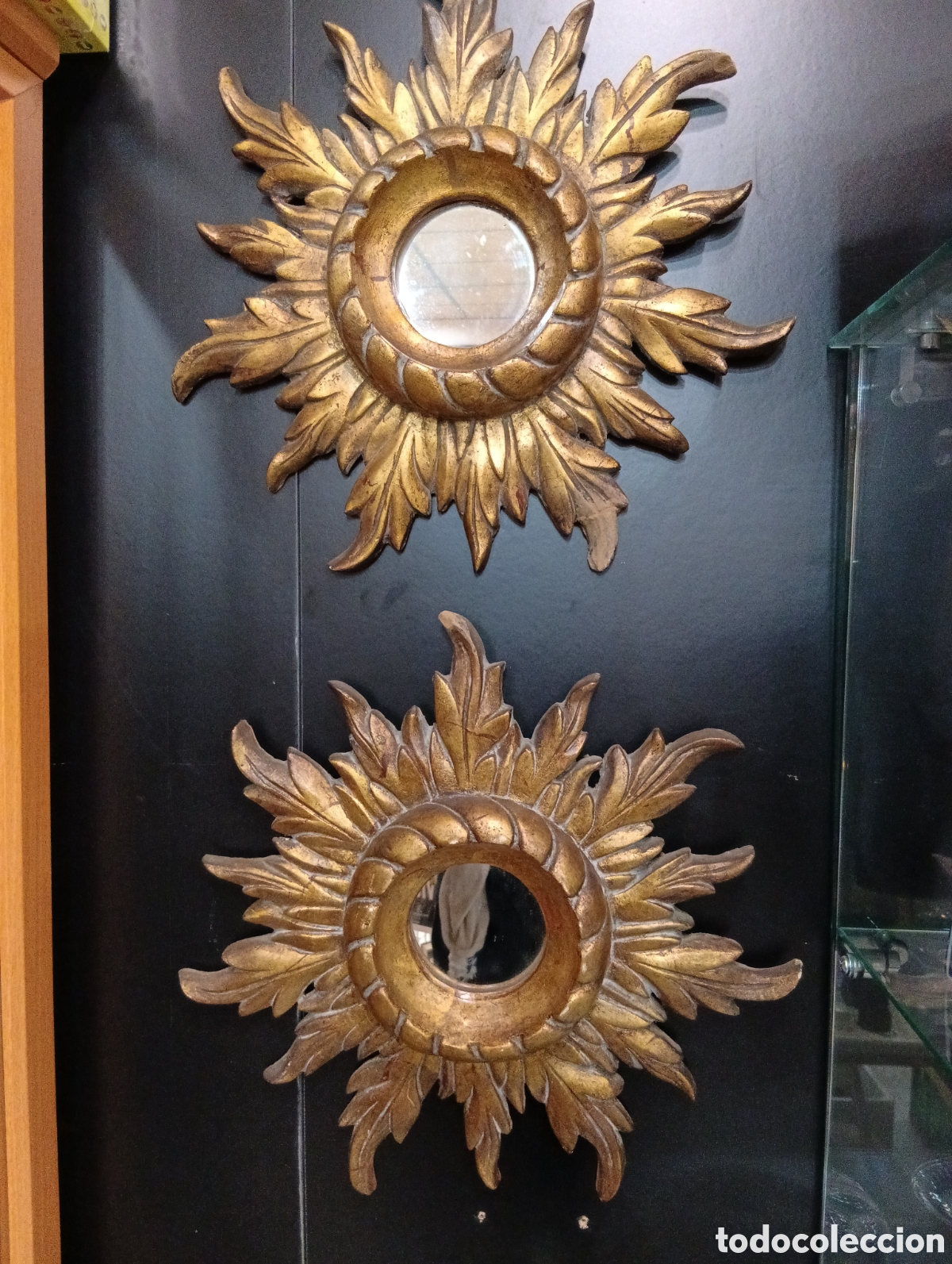 Vintage: Pareja de dos espejos decorativos con forma de sol, con un marco dorado de estilo cl&aacute;sico