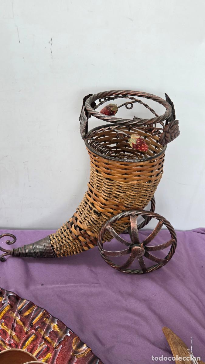 Vintage: florero de hierro y ca&ntilde;a
