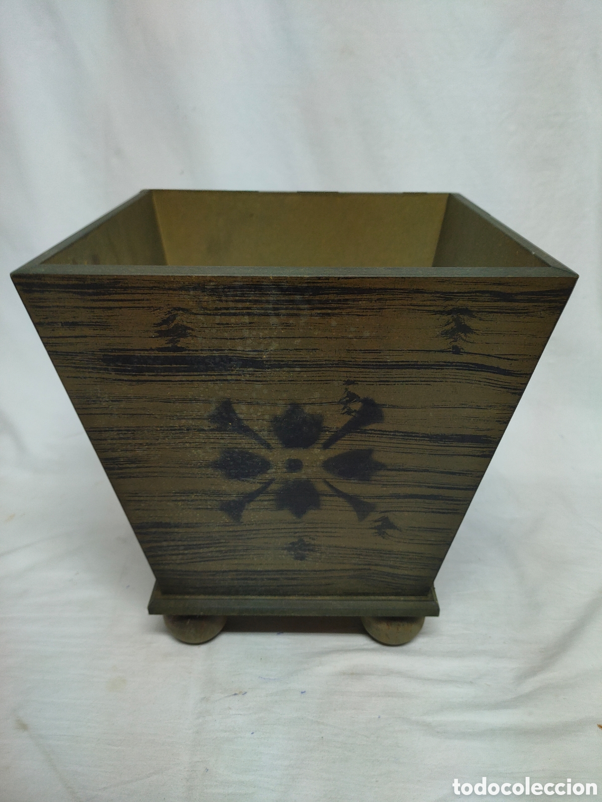 Vintage: MACETERO CUADRADO DE MADERA EN VERDE ENVEJECIDO.27X27 CM.