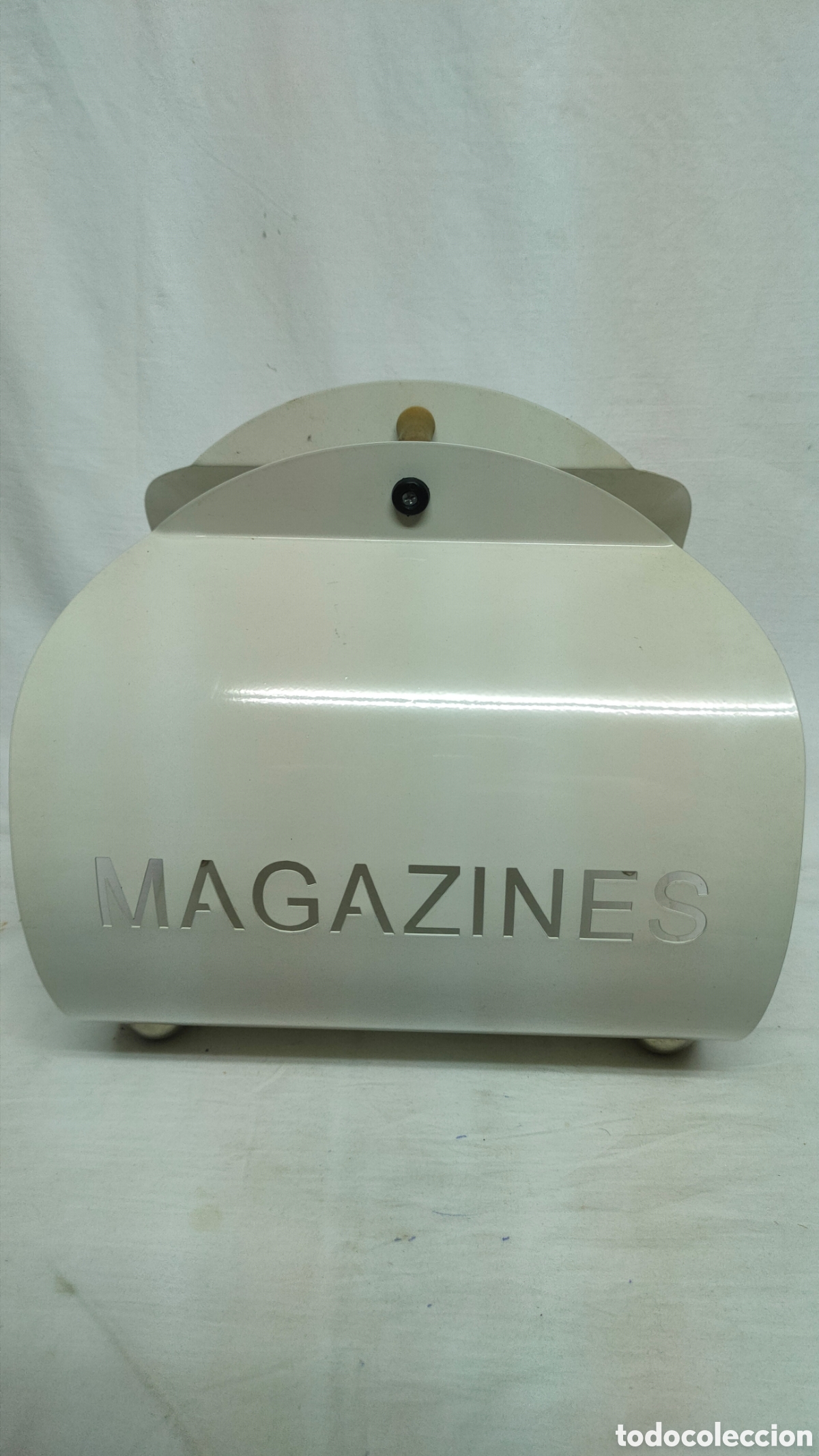 Vintage: REVISTERO METALICO DE SOBREMESA.AVISKURV.LACADO EN BLANCO CON MAGAZINES EN TROQUELADO.