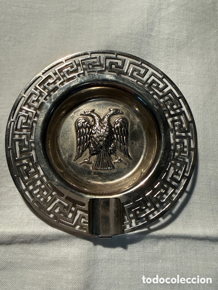 Vintage: Cenicero vintage de metal plateado con &aacute;guila de dos cabezas y bordes de clave griega