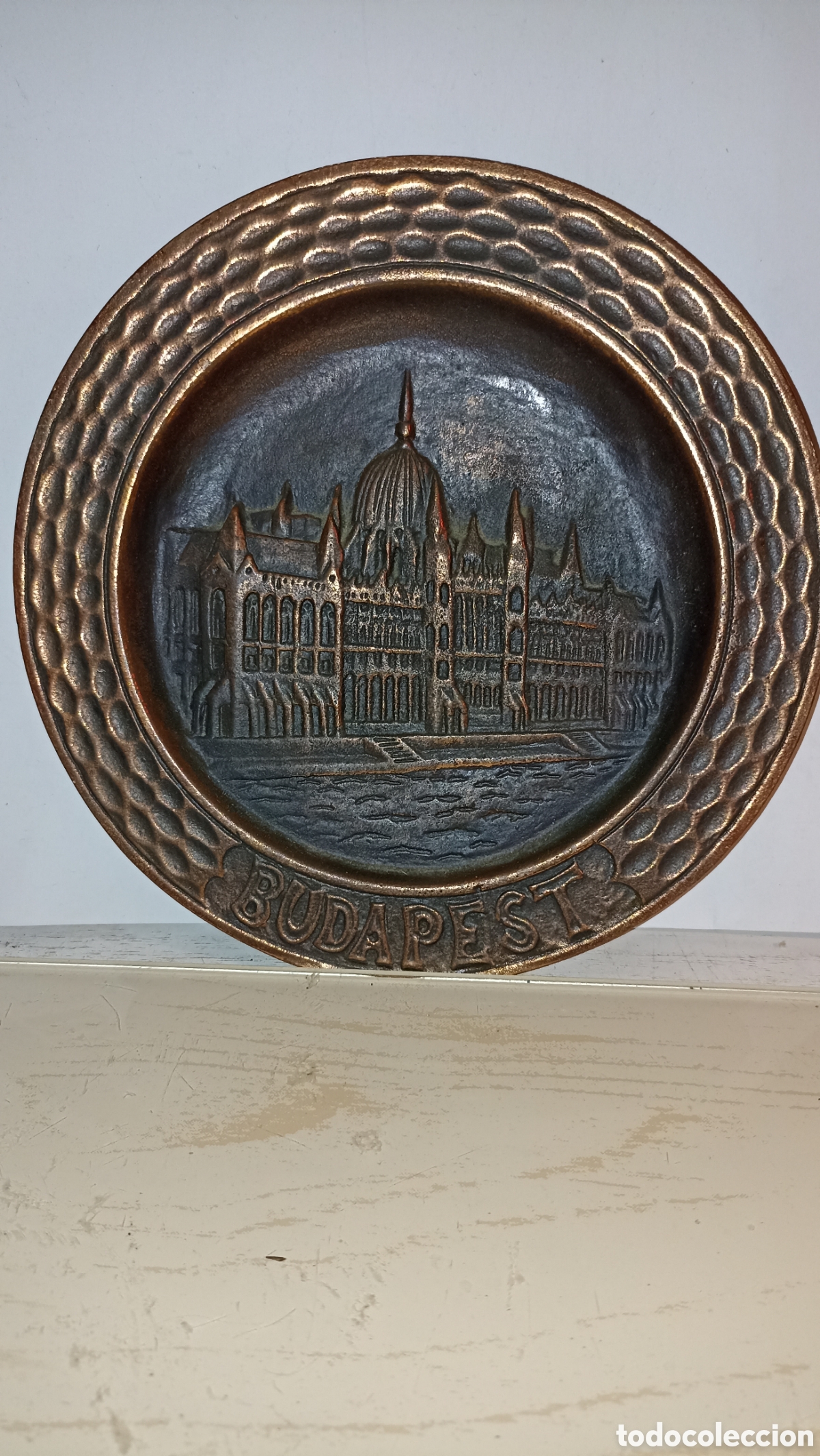Vintage: Plato de pared Souvenir Budapest - Relieve metal cobrizado ~19cm