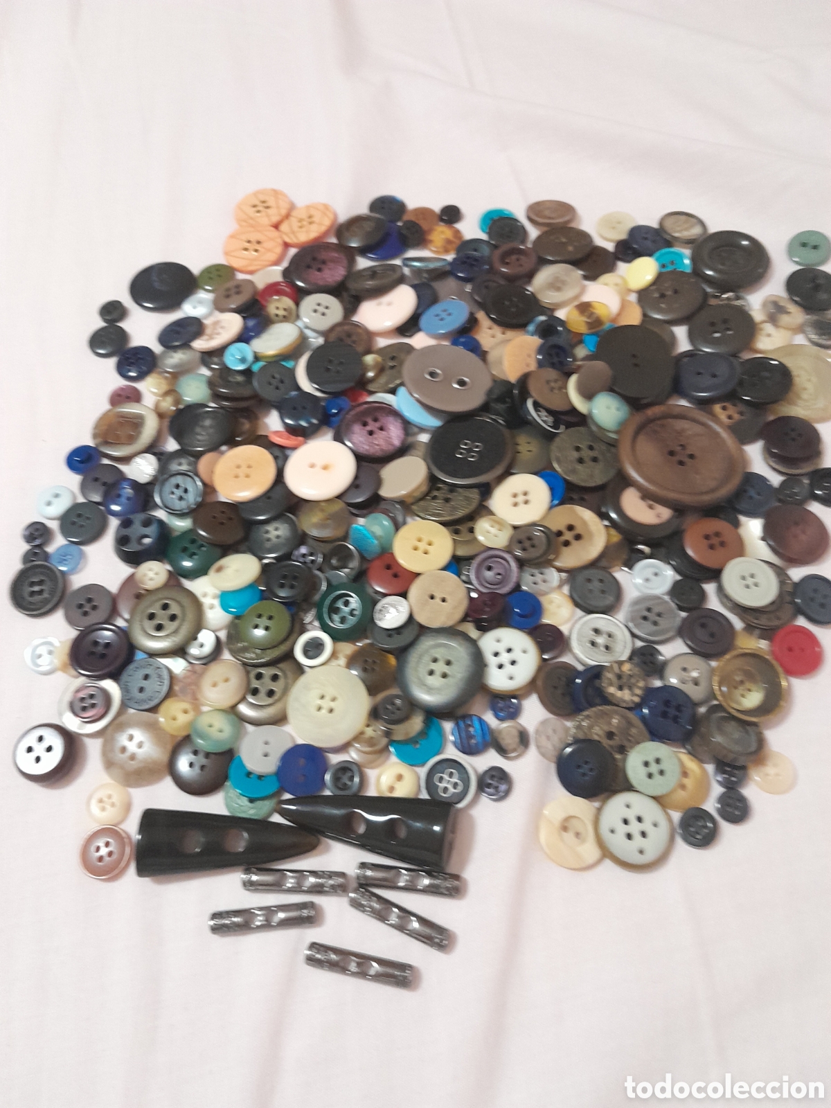 Vintage: Lote de 385 botones de colores,formas y materiales diferentes