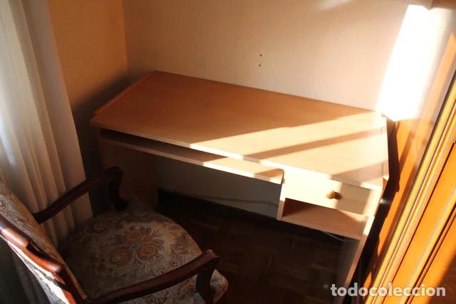 Vintage: EScritorio. Escritorio de madera con caj&oacute;n Buen estado &middot; Beige y Marr&oacute;n &middot; Pl&aacute;stico y Madera