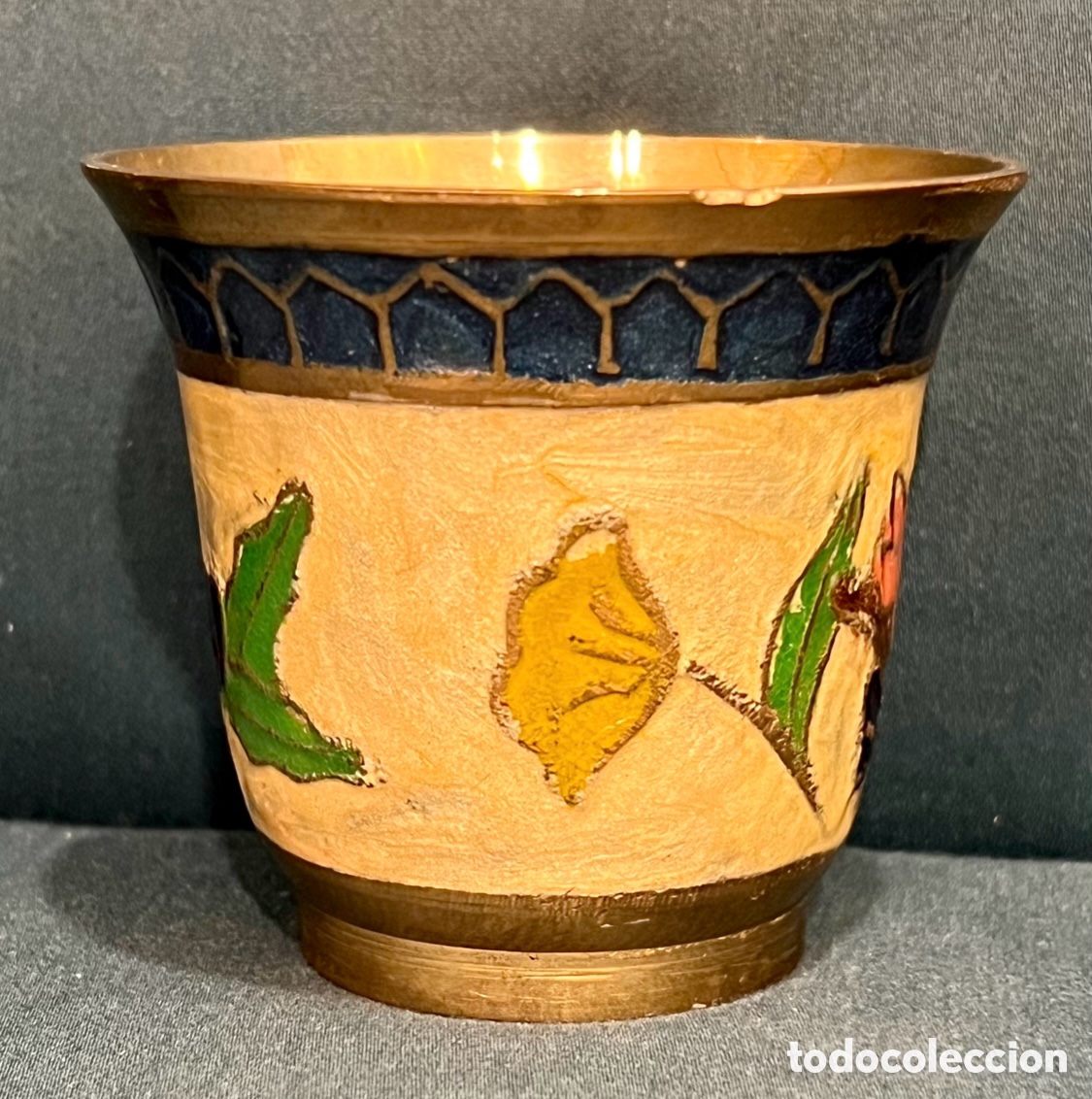 Vintage: Cuenco. Lat&oacute;n. Pintado a mano. Dise&ntilde;o floral. A&ntilde;os 80.