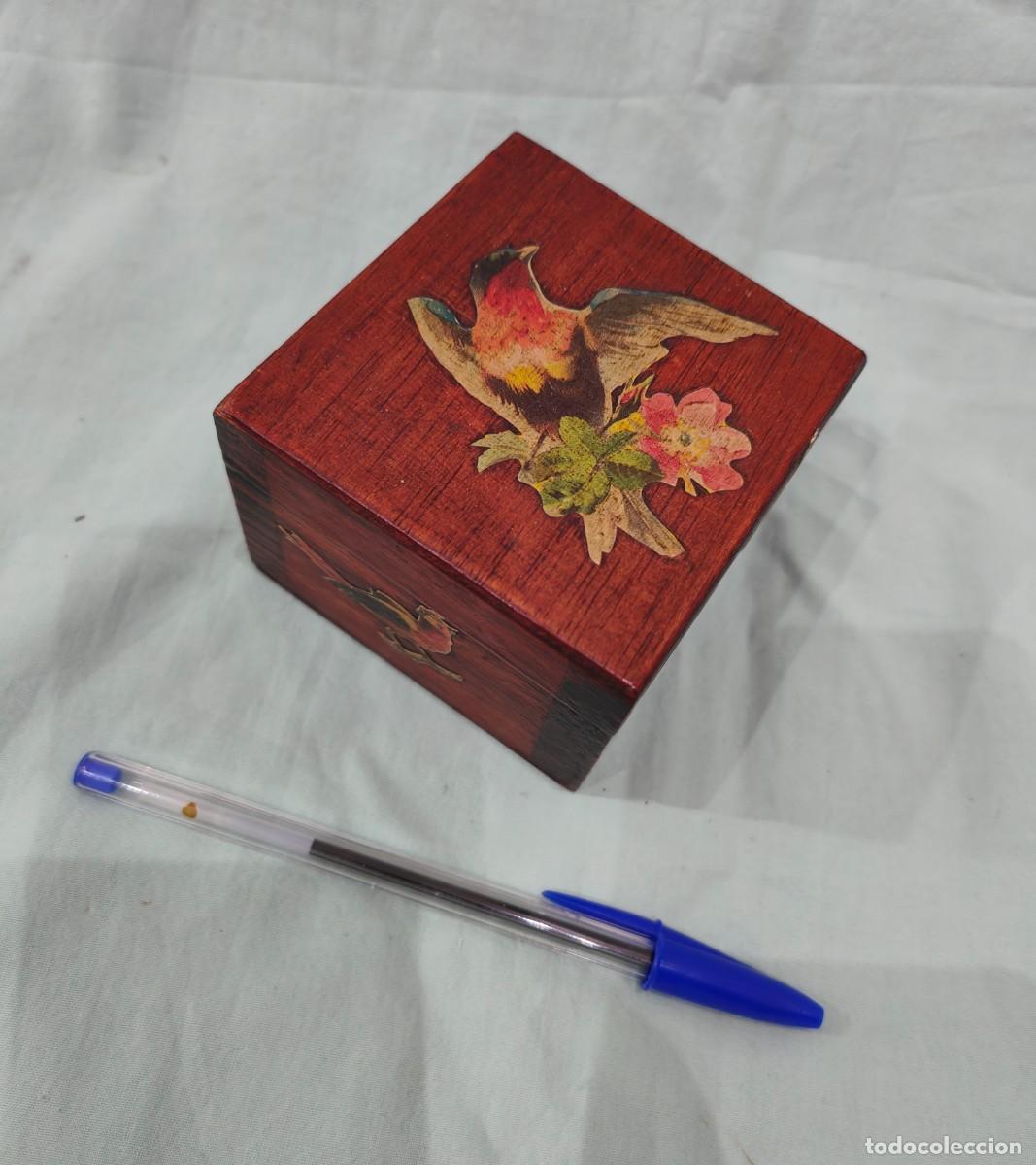 Vintage: Peque&ntilde;a caja de madera madera decorada con pajaros.