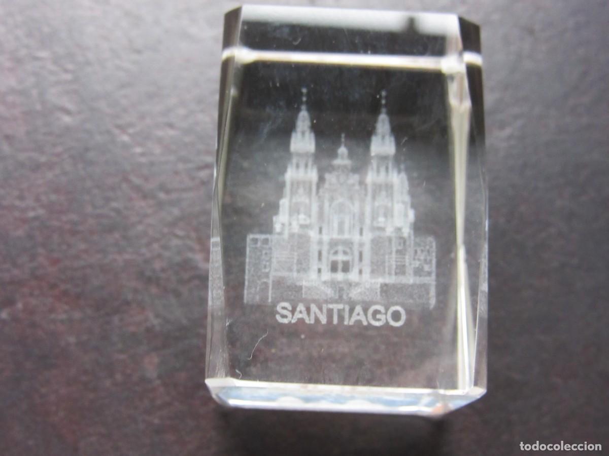 Vintage: Metacrilato con Catedral de Santiago en interior Medidas4,2 x 2,9 cm