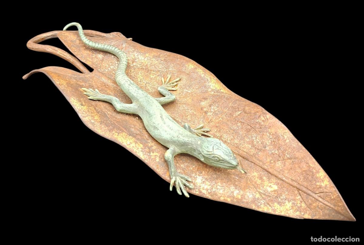 Vintage: Muy realista lagarto en bronce sobre hoja de metal oxidado