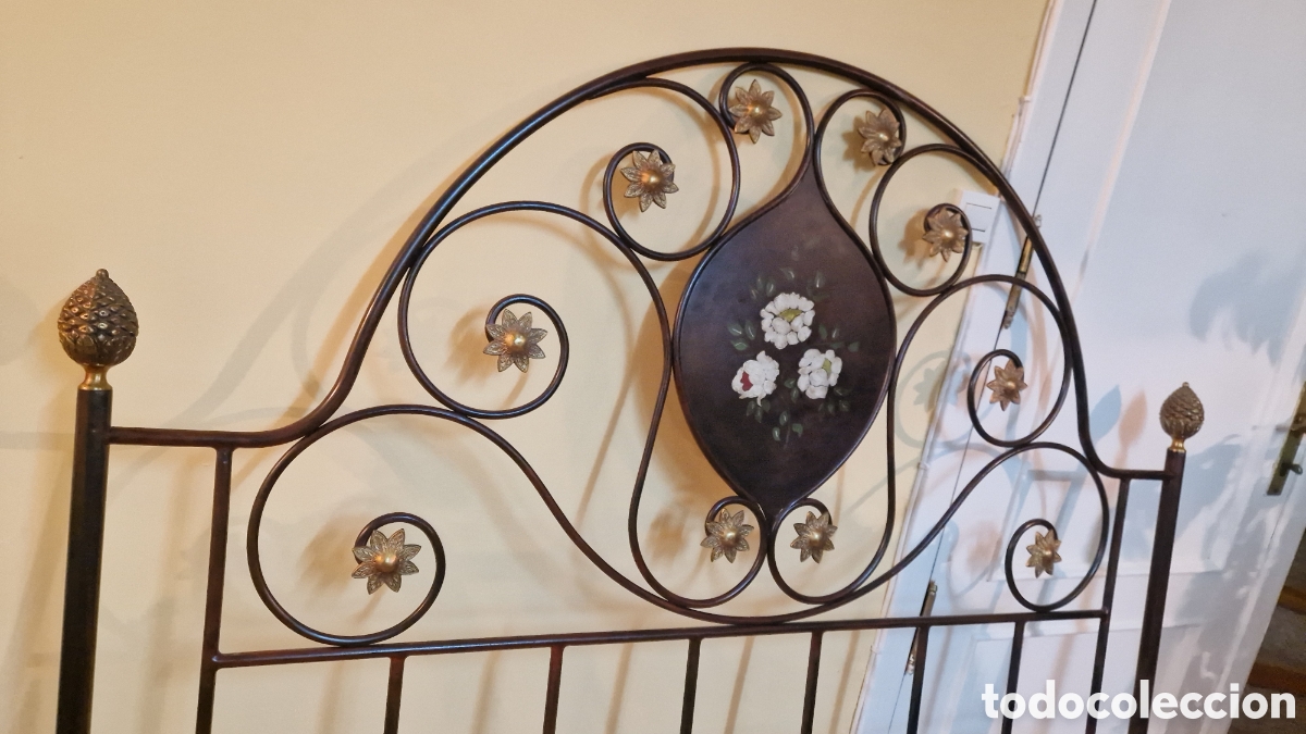 Vintage: Cabecero antiguo de hierro forjado decorado con flores &ndash; Vintage