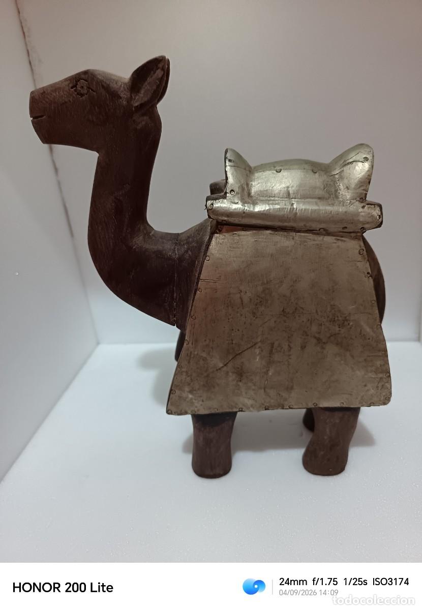 Vintage: FIGURA DE LLAMA EN MADERA DE UKOLA Y MONTURA REMATADA CON CHAPA DE ACERO