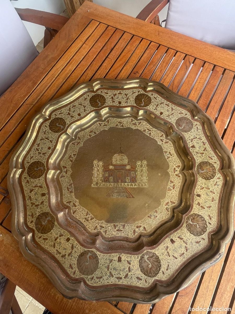 Vintage: Gran bandeja/placa decorativa de lat&oacute;n &ndash; Taj Mahal y pavos reales &ndash; 60 cm