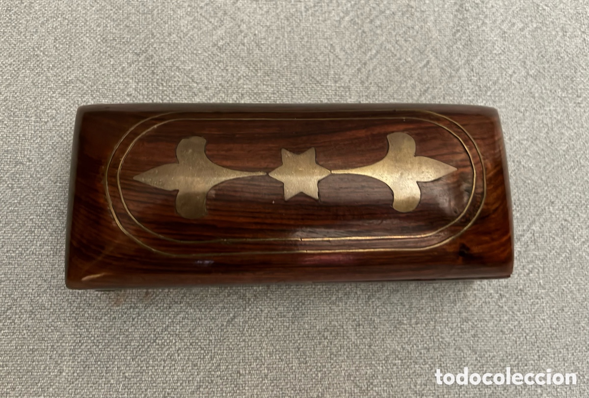 Vintage: Caja cofre madera antigua artesanal con incrustaciones de lat&oacute;n
