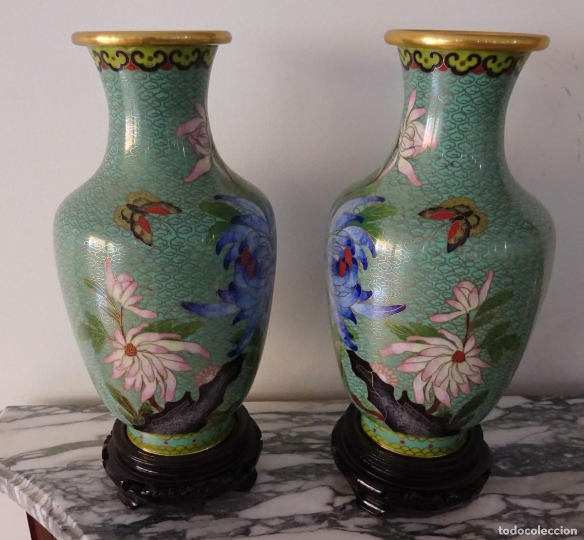 Vintage: PAR DE TIBORES DE PORCELANA Y CUELLO INTERIOR DE METAL DORADO CON PEANA DE MADERA