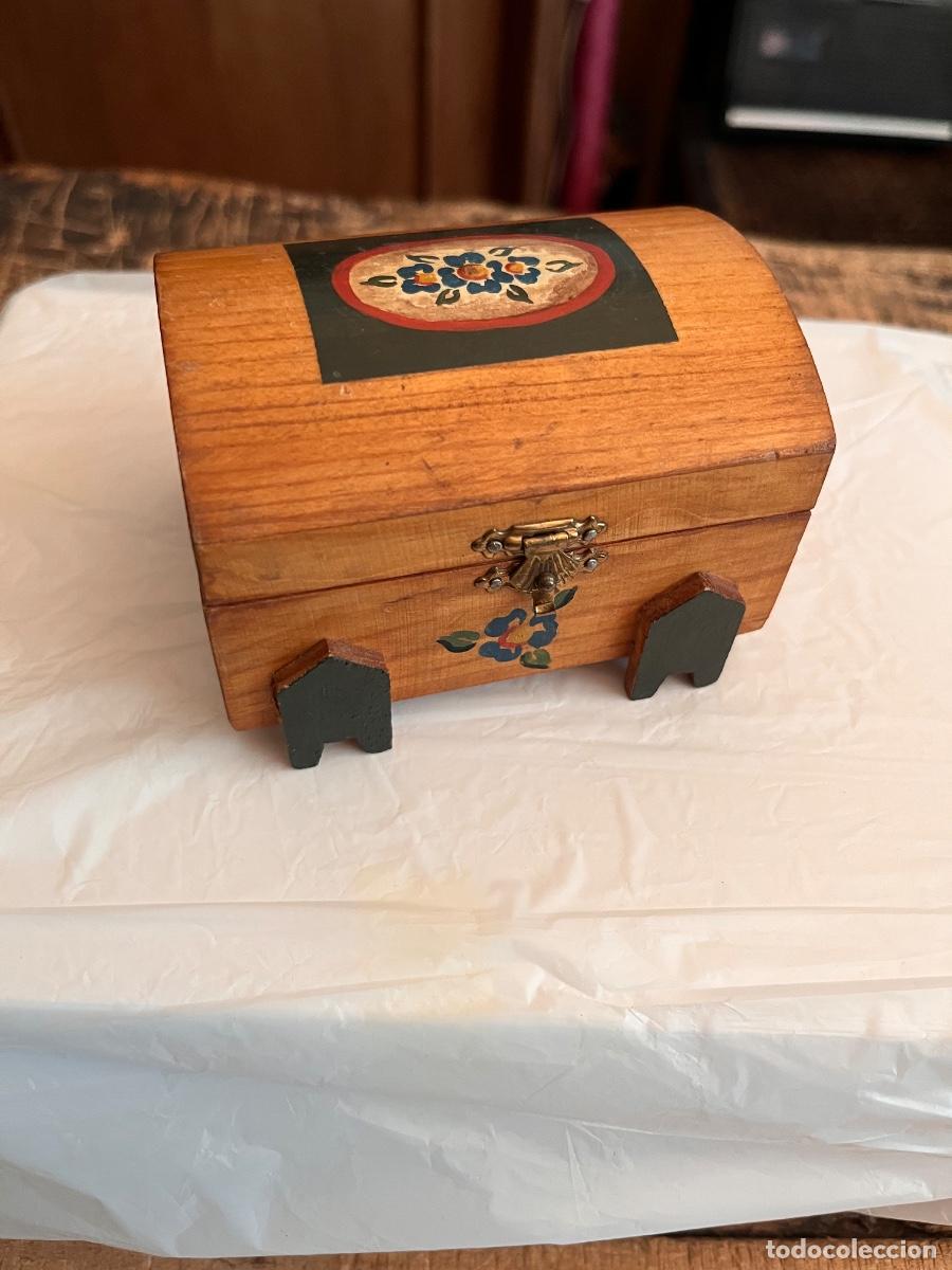 Vintage: BAULITO DE MADERA PINTADO A MANO