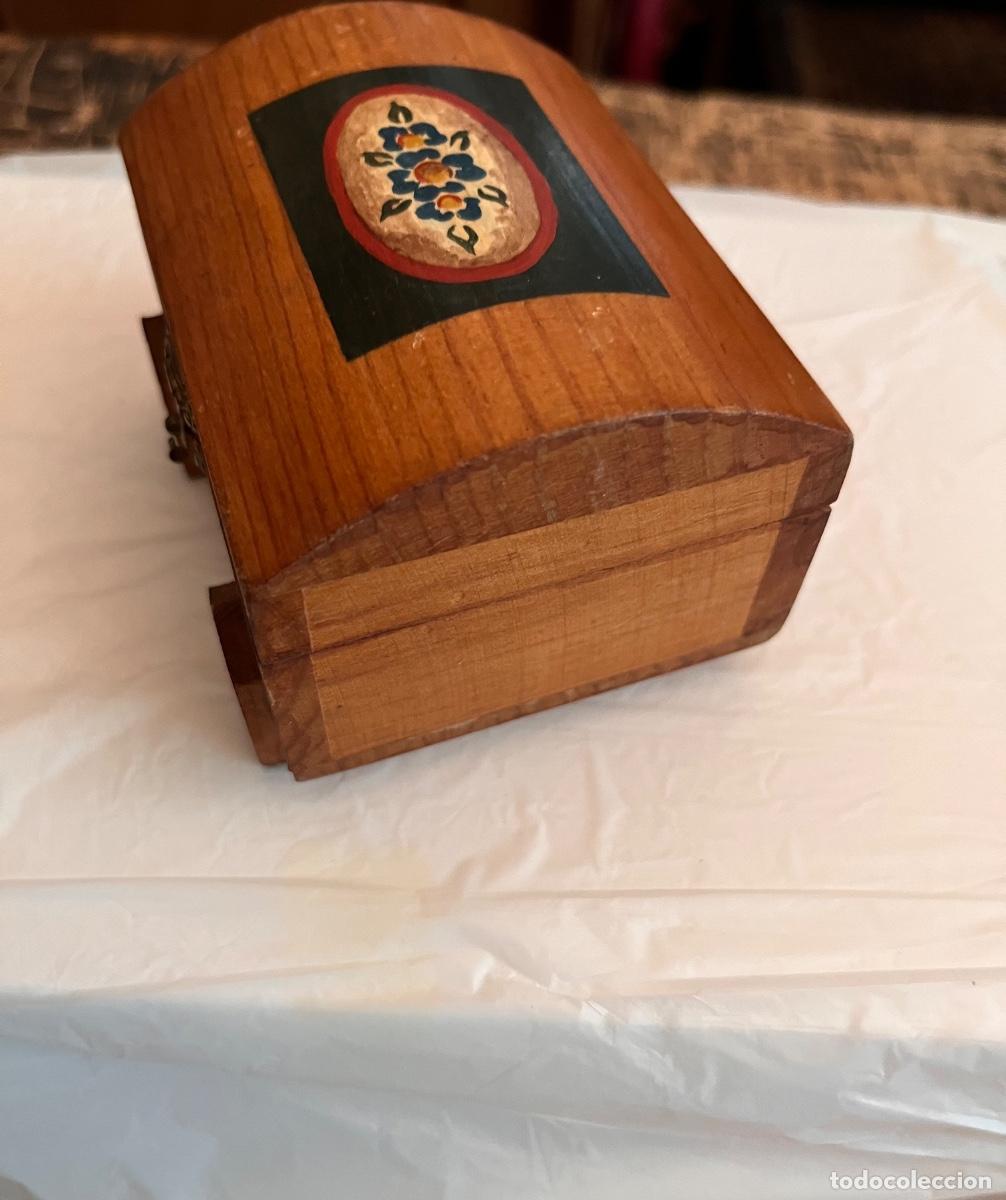 Vintage: BAULITO DE MADERA PINTADO A MANO - Foto 2