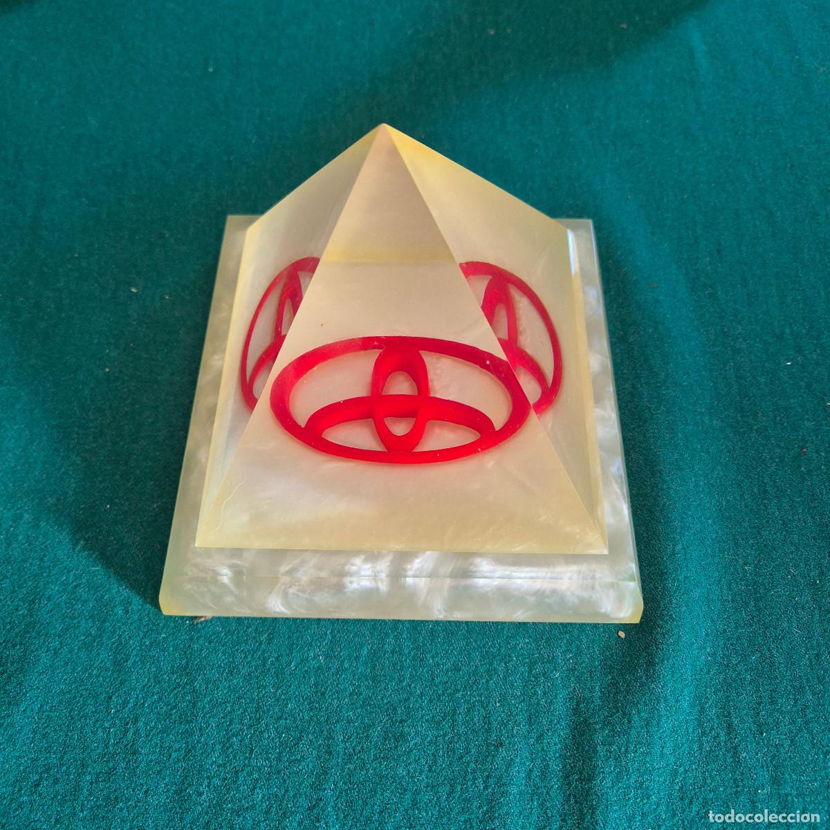Vintage: PIRAMIDE DE TOYOTA DECORACION