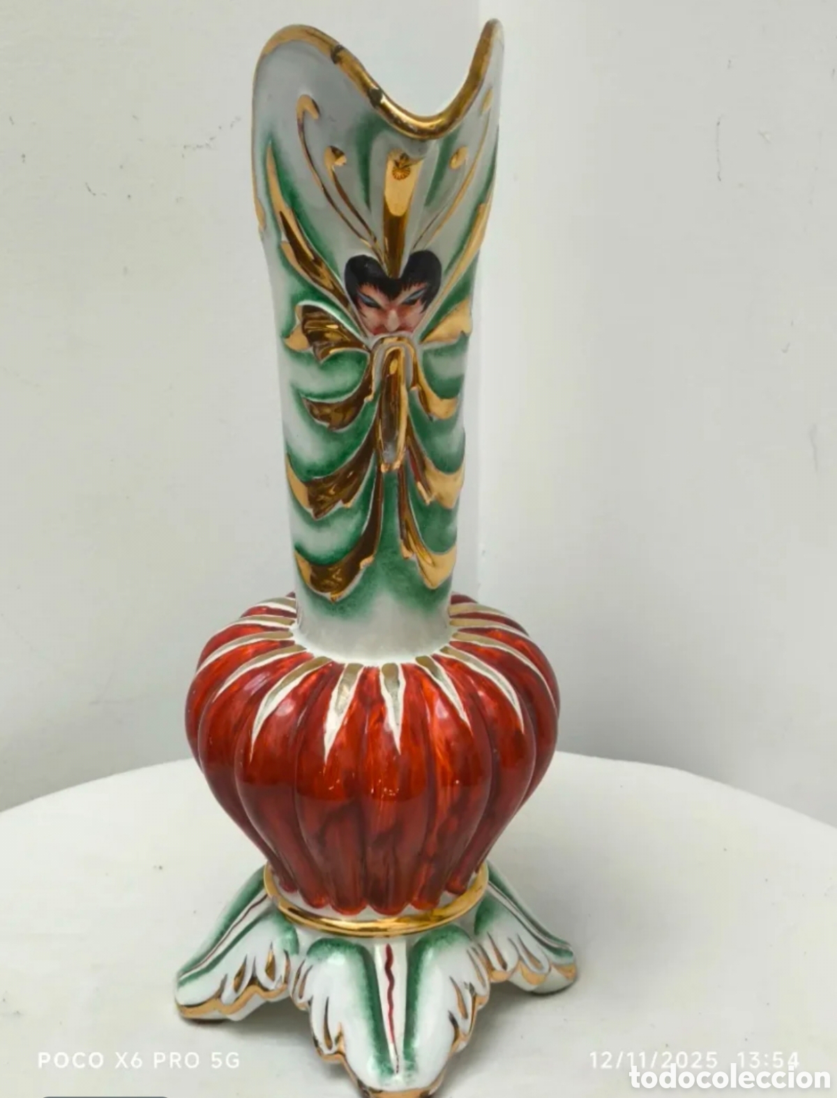 Vintage: Precioso aguamanil antiguo de cer&aacute;mica con un dise&ntilde;o &uacute;nico y detallado. - Base ancha con forma de f