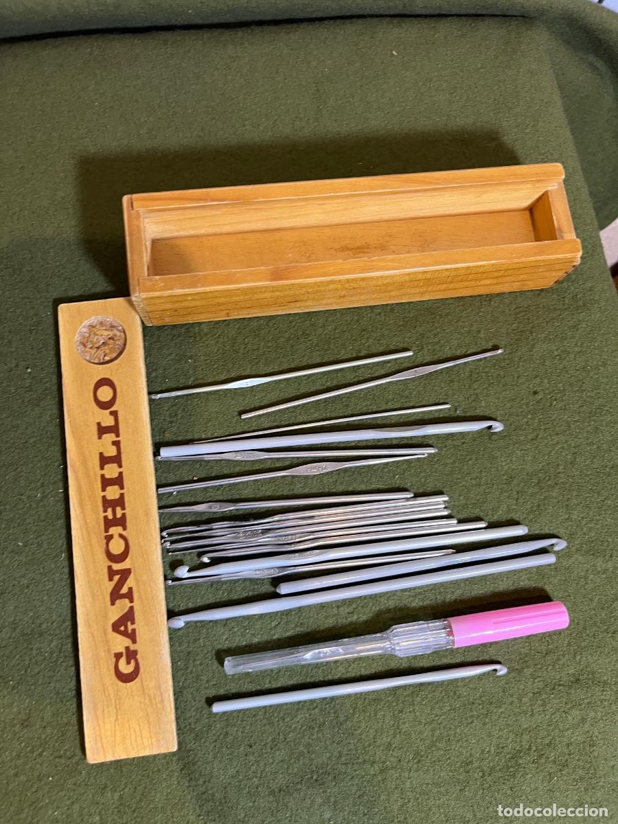 Vintage: Antiguo Estuche de Madera para Ganchillos con Juego de Agujas Variadas &ndash; Costura y Labores Vintage &ndash;