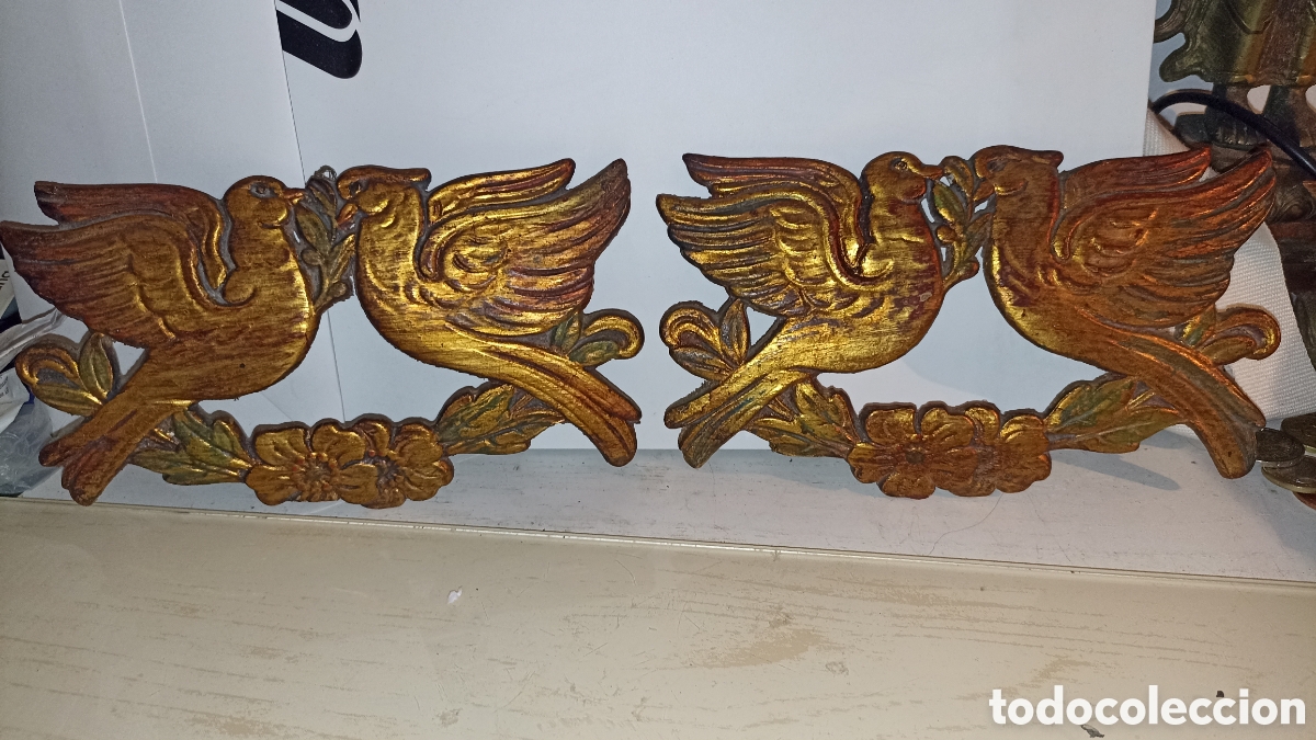 Vintage: Pareja de tallas de palomas decorativas en madera dorada / Relieve cl&aacute;sico