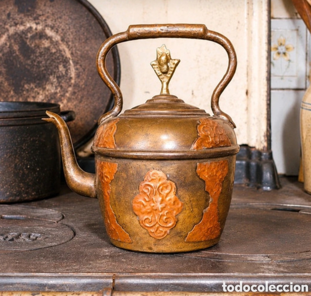 Vintage: Tetera vintage decorativa de cobre y lat&oacute;n con relieves
