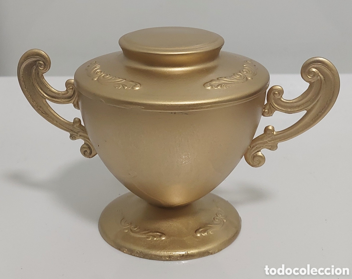 Vintage: &Aacute;nfora decorativa en metal dorado