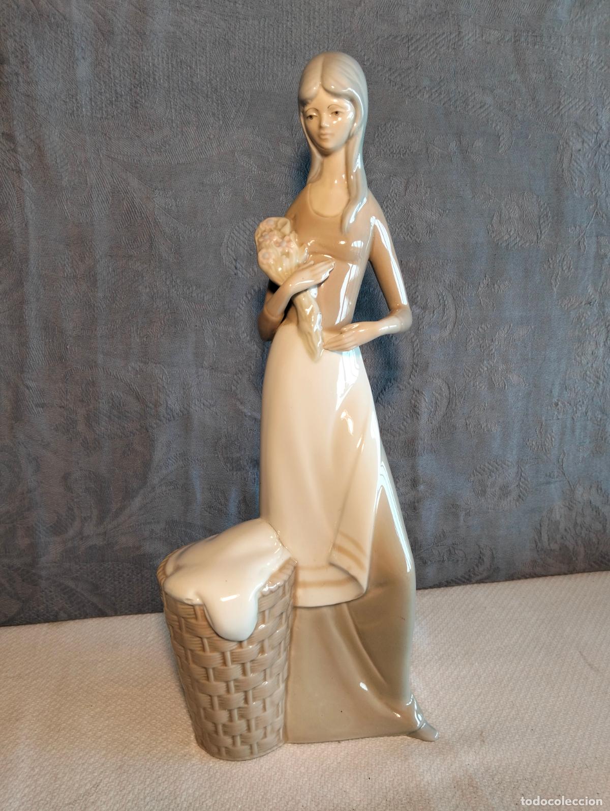 Vintage: Figura decorativa mujer chica ramo flores escultura de porcelana Porceval vintage Espa&ntilde;a a&ntilde;os 70-80
