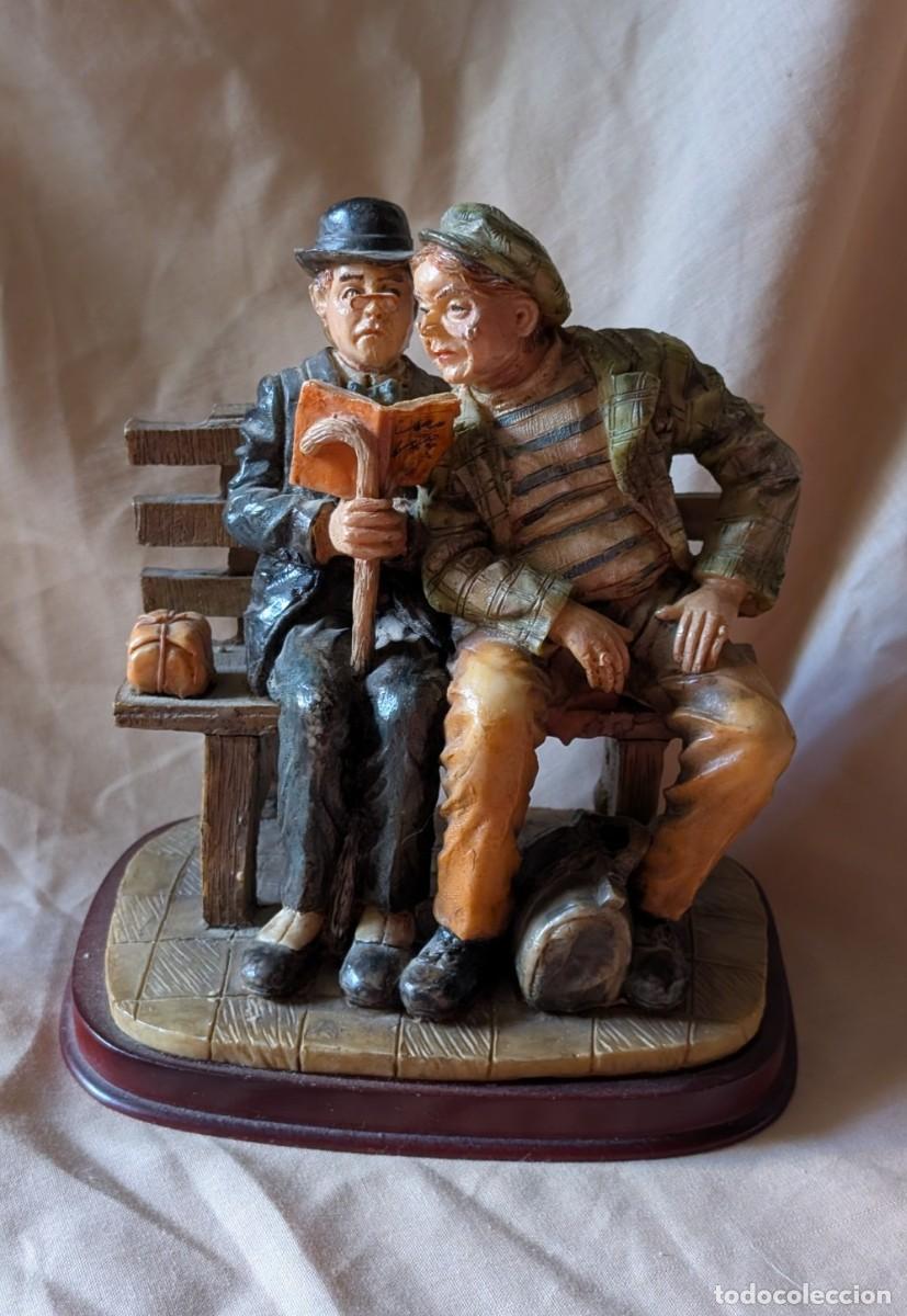 Vintage: Figura vintage dos hombres leyendo en banco &ndash; Resina policromada y madera