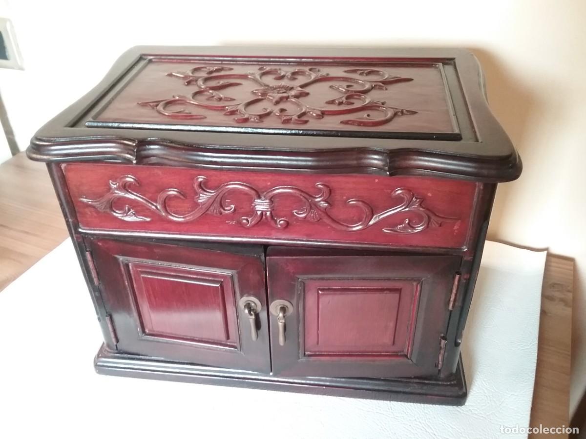 Vintage: INCRE&Iacute;BLE JOYERO DE MADERA TALLADA CON INTERIOR TAPIZADO - Foto 2