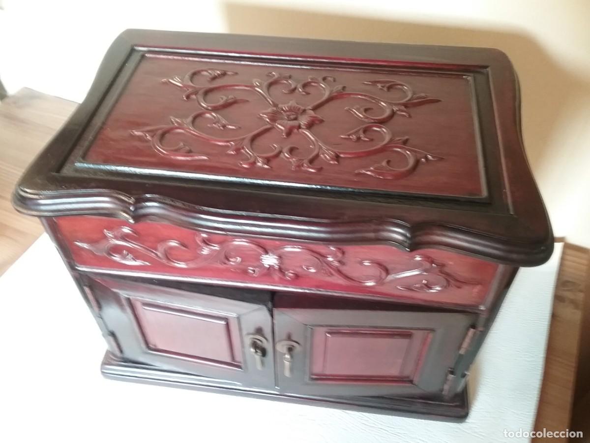 Vintage: INCRE&Iacute;BLE JOYERO DE MADERA TALLADA CON INTERIOR TAPIZADO - Foto 3