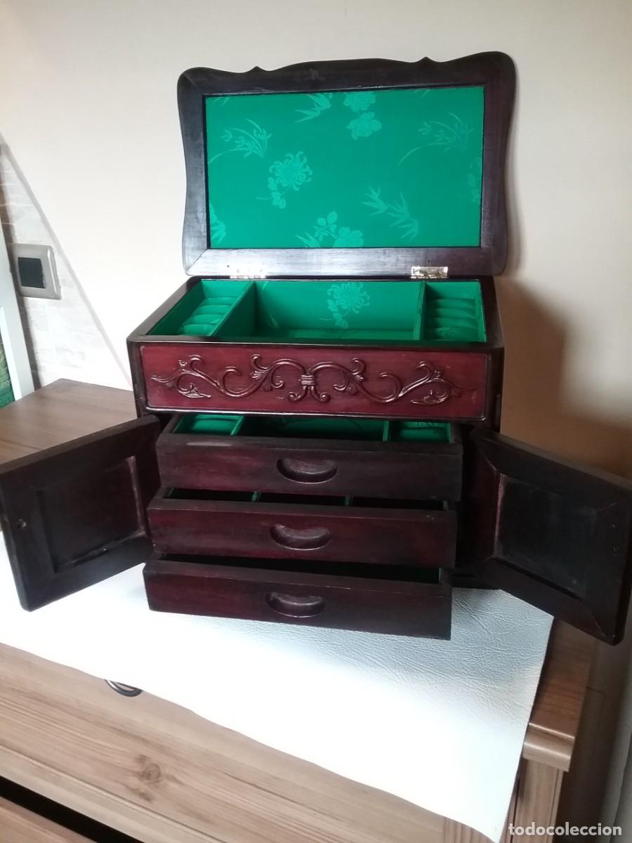 Vintage: INCRE&Iacute;BLE JOYERO DE MADERA TALLADA CON INTERIOR TAPIZADO - Foto 5