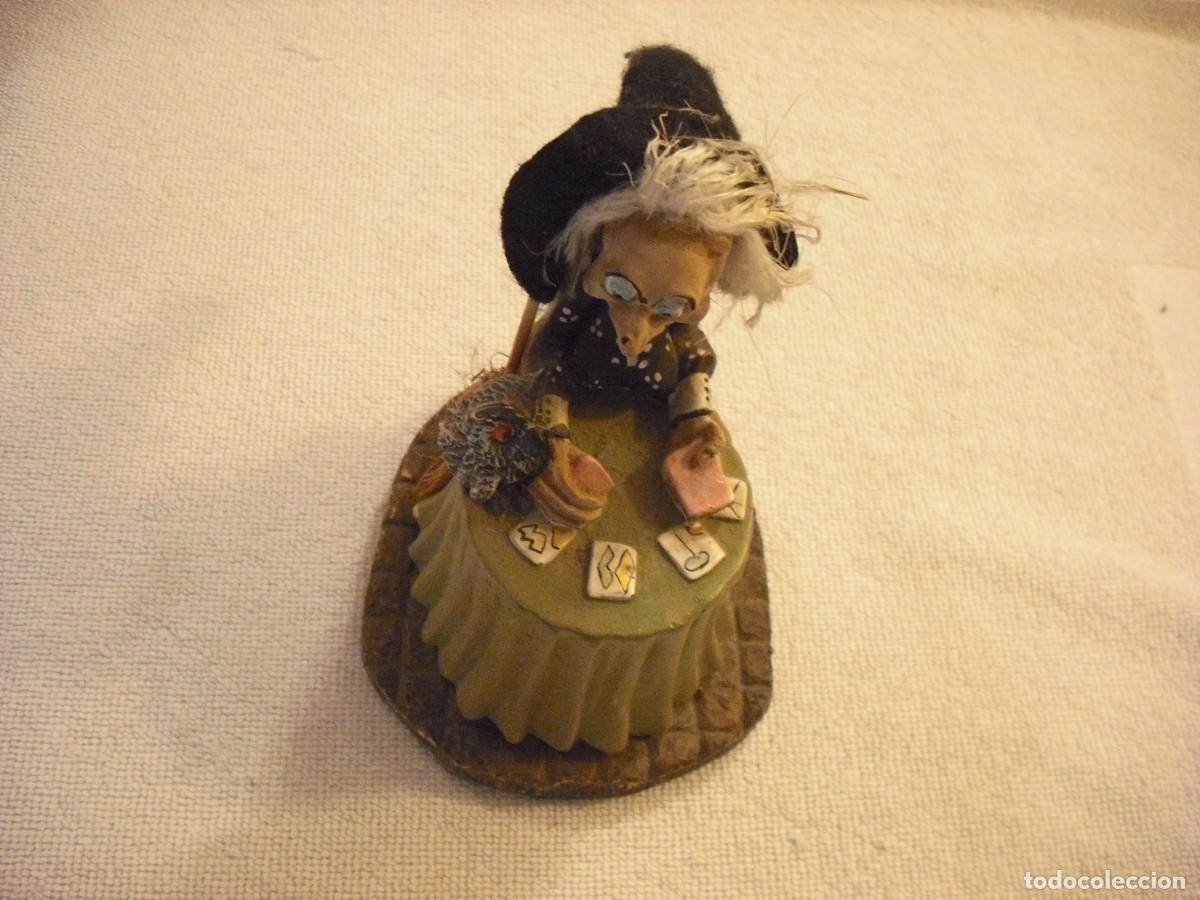 Vintage: FIGURA VINTAGE DE UNA BRUJA TIRANDO EL TAROT, RESINA- CERAMICA 16 X 10 CM