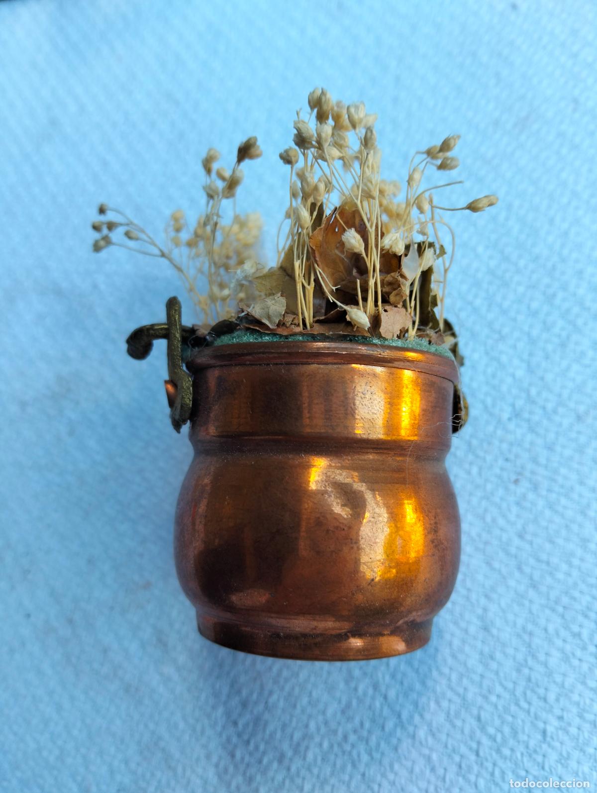 Vintage: Olla peque&ntilde;a ollita de metal cobre con flores secas figura decorativa vintage a&ntilde;os 60-70
