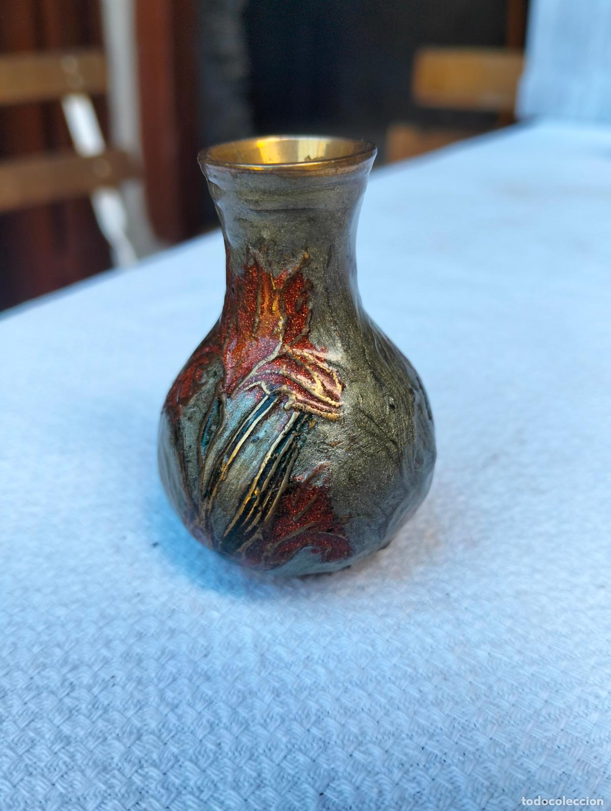 Vintage: Jarr&oacute;n jarroncito peque&ntilde;o de metal vintage color dorado y flores rojas hecho con esmaltes a&ntilde;os 70