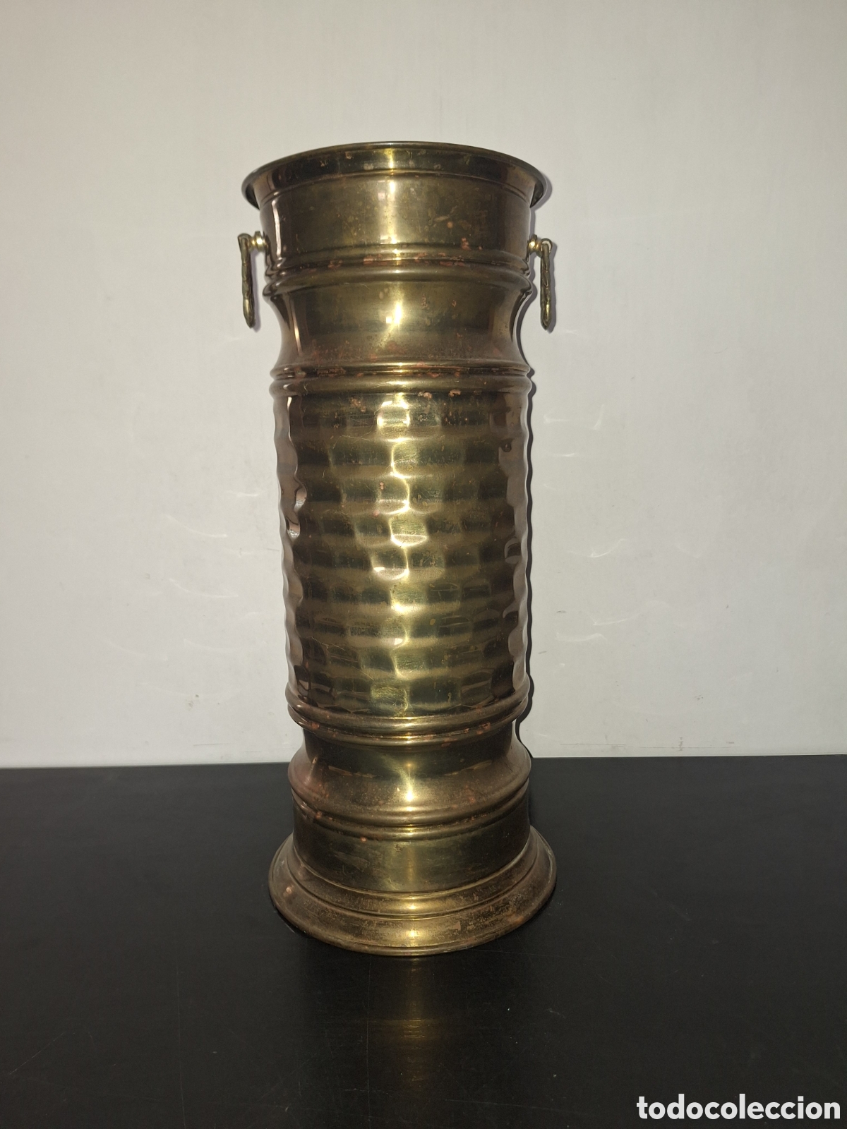Vintage: elegante parag&uuml;ero cil&iacute;ndrico de lat&oacute;n de estilo vintage con un cuerpo central martillado