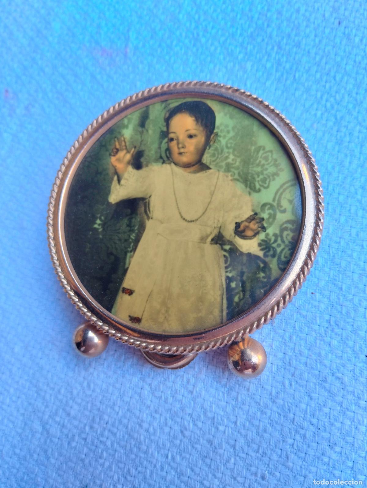 Vintage: Cuadro peque&ntilde;o miniatura de sobremesa circular fotograf&iacute;a santo talla ni&ntilde;o Jes&uacute;s marco dorado