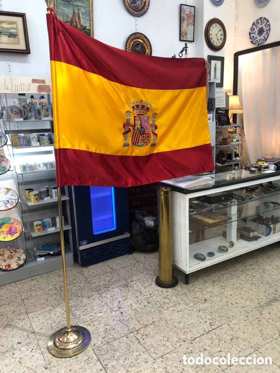 Vintage: Gran Bandera de Espa&ntilde;a de Interior con Escudo Bordado y M&aacute;stil Completo de Lat&oacute;n