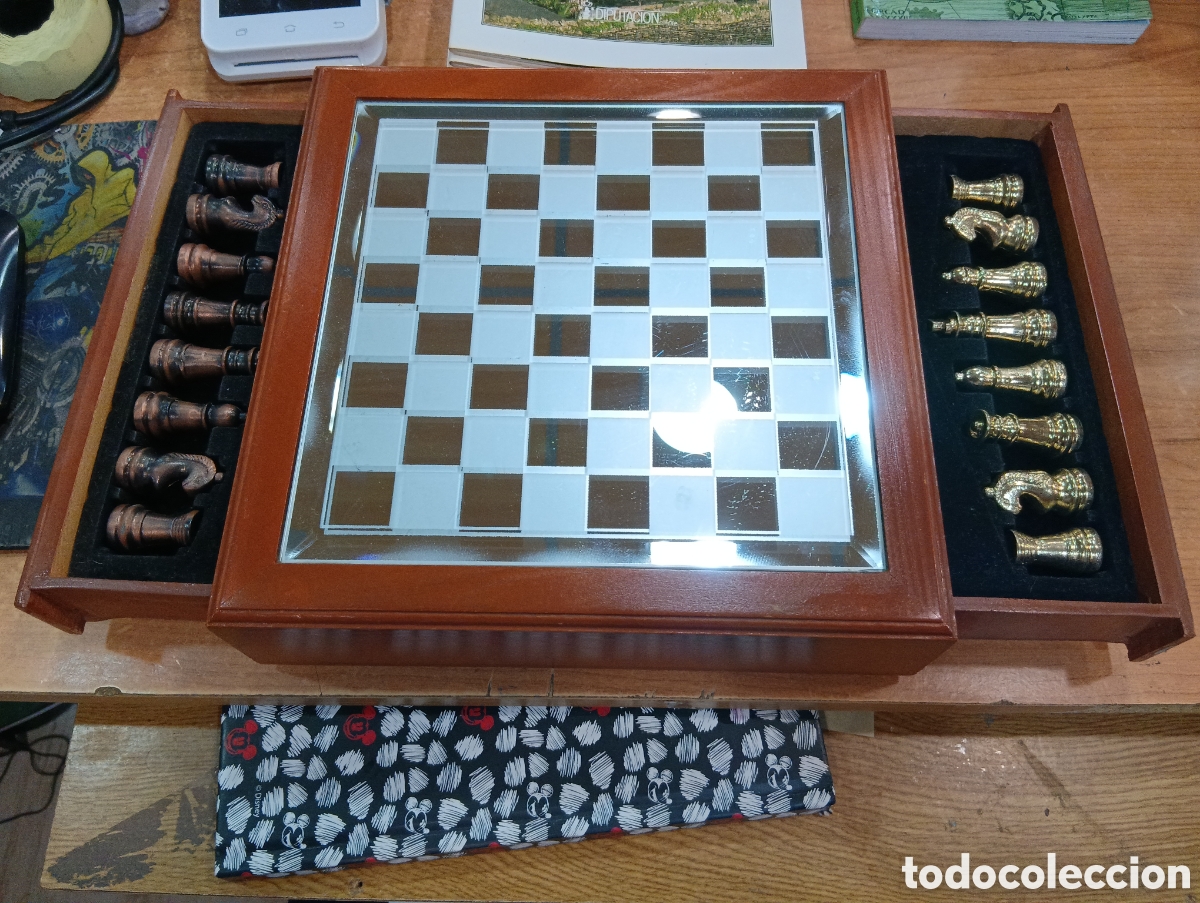Vintage: Caja de ajedrez con tablero de cristal y espejo. Caja de madera con alamacenamiento
