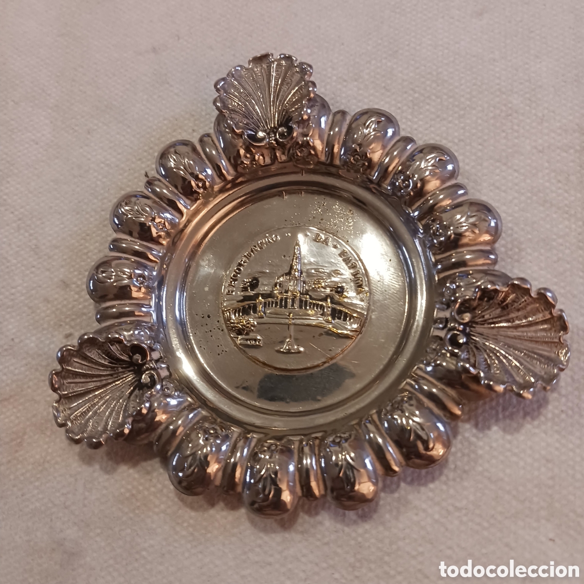 Vintage: Plato met&aacute;lico con conchas recuerdo de Fatima