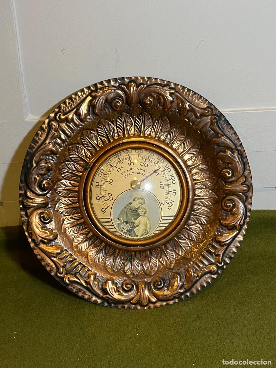 Vintage: Antiguo term&oacute;metro de pared con San Antonio de Padua &ndash; Lat&oacute;n repujado &ndash; Vintage a&ntilde;os 60/70 &ndash; Decorac