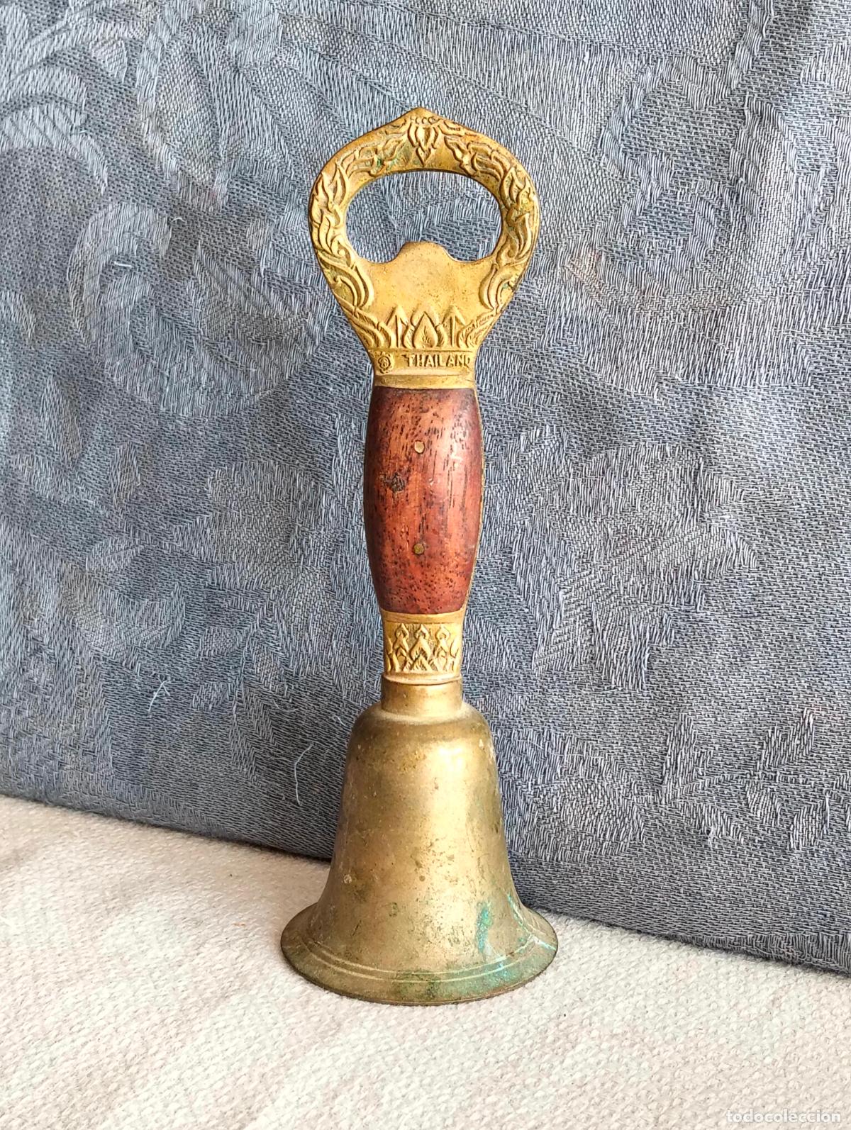 Vintage: Campana campanita decorativa de metal color dorado y madera de Tailandia Thailand vintage