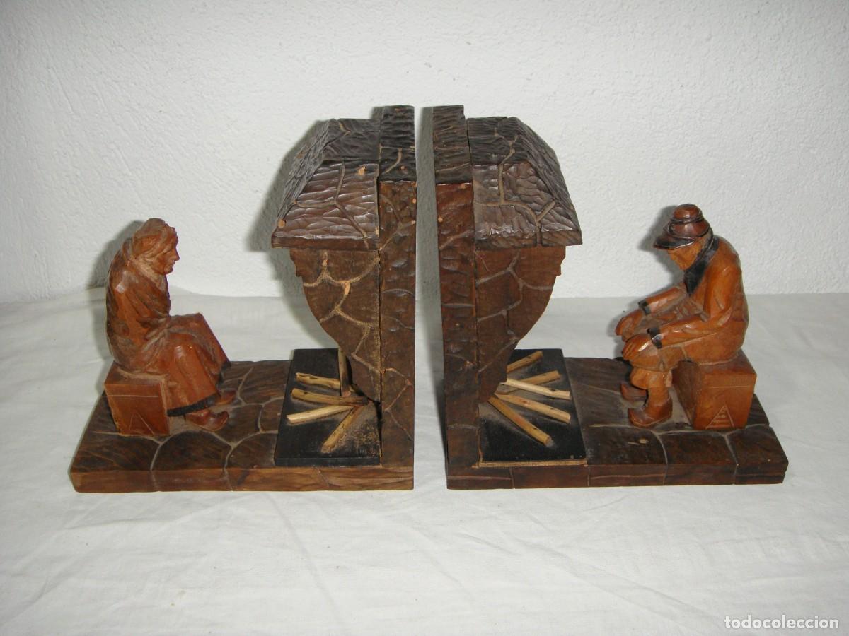 Vintage: Pareja de sujetalibros tallados en madera &middot; Escenas rurales junto al hogar
