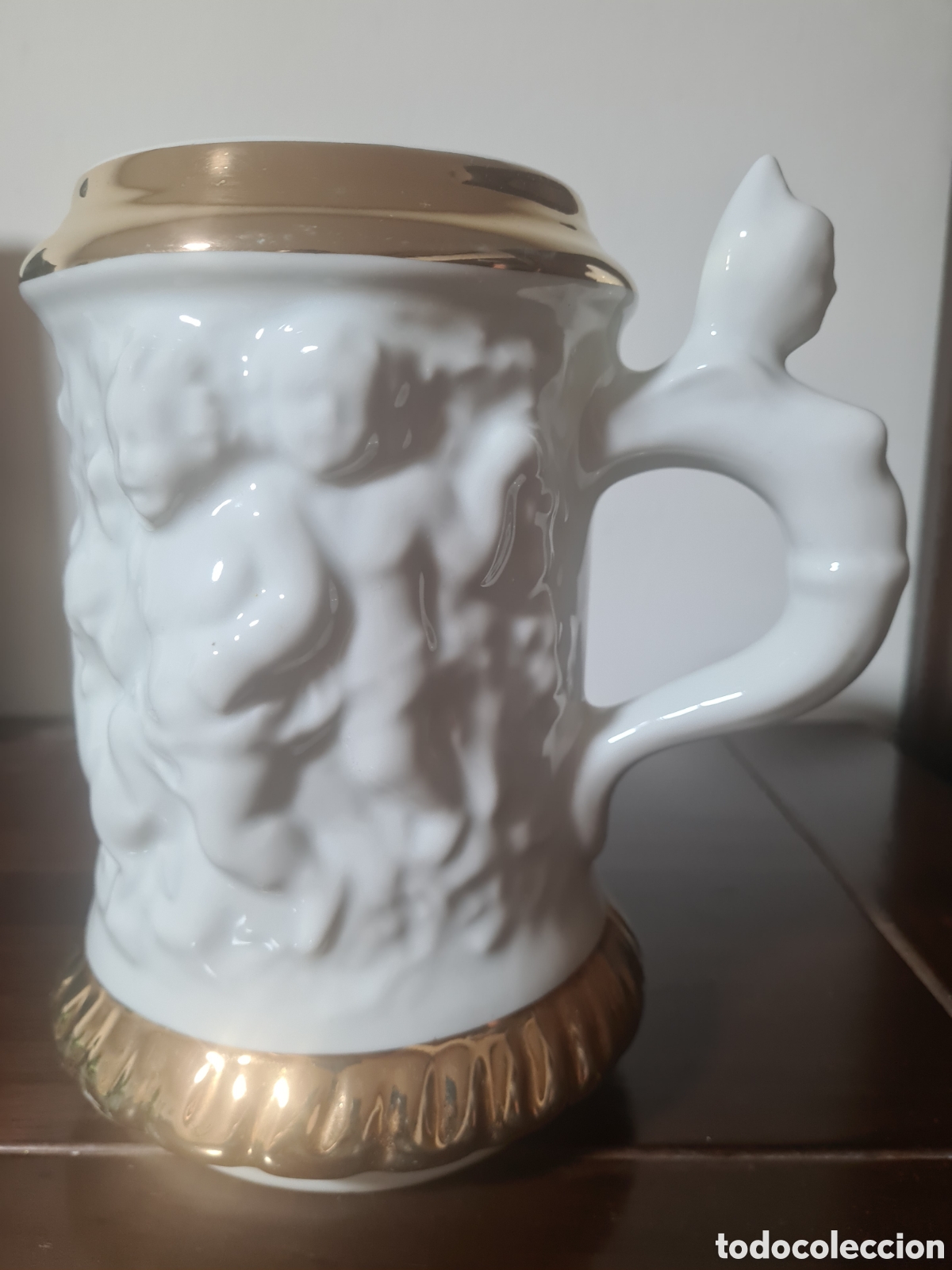 Vintage: Jarra Vintage de Porcelana Blanca y Dorada con Relieves