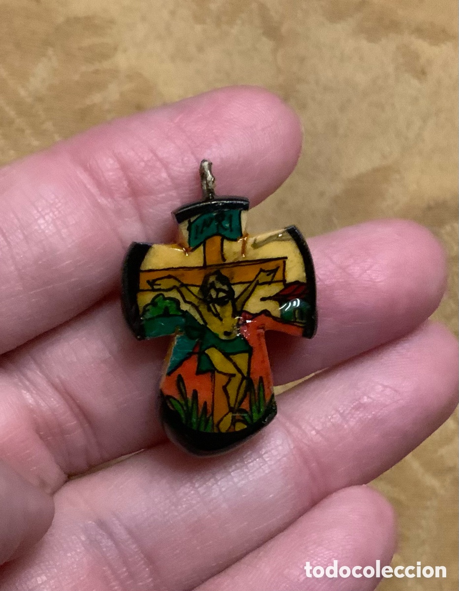 Vintage: CRUZ MINIATURA PINTADA A MANO EN SEMILLA DE COPAL