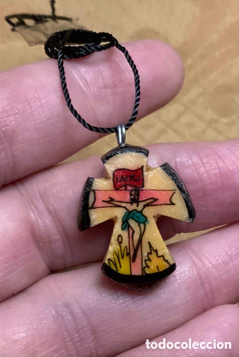 Vintage: CRUZ MINIATURA PINTADA EN SEMILLA, EL SALVADOR