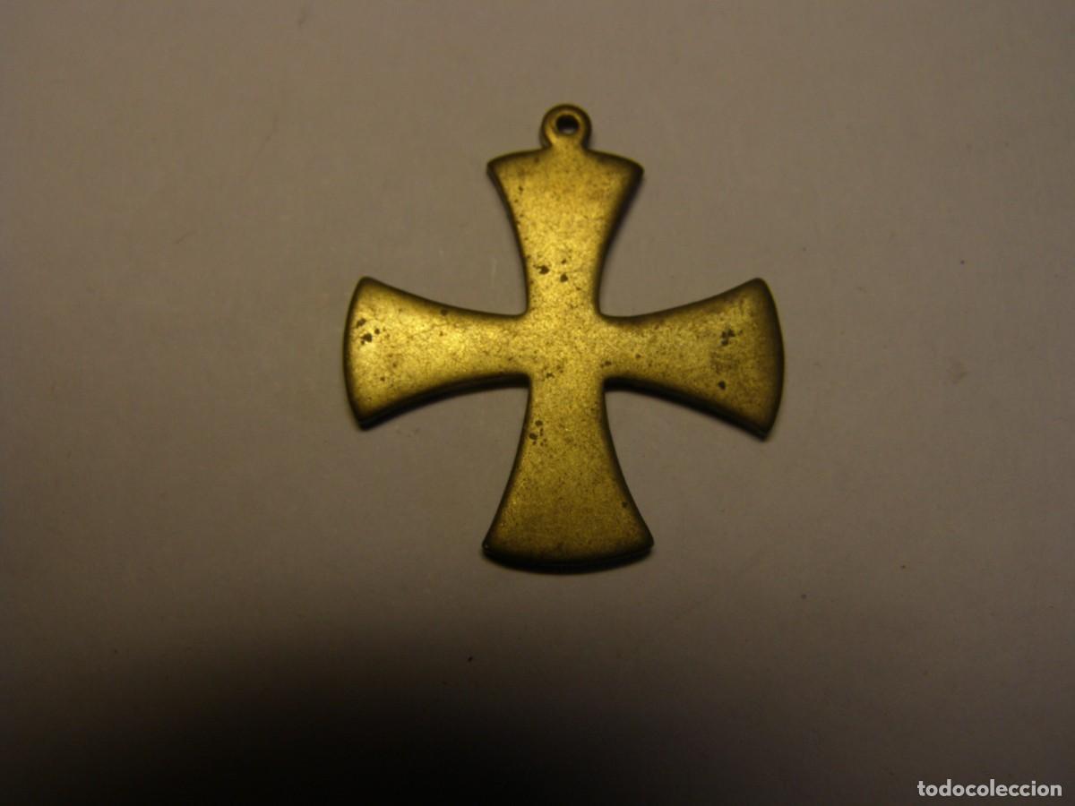 Vintage: Cruz colgante de lat&oacute;n. - Foto 1