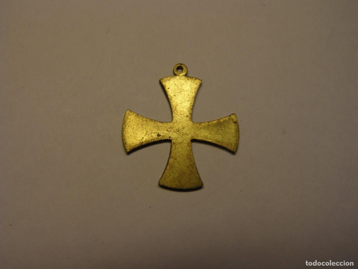 Vintage: Cruz colgante de lat&oacute;n. - Foto 2