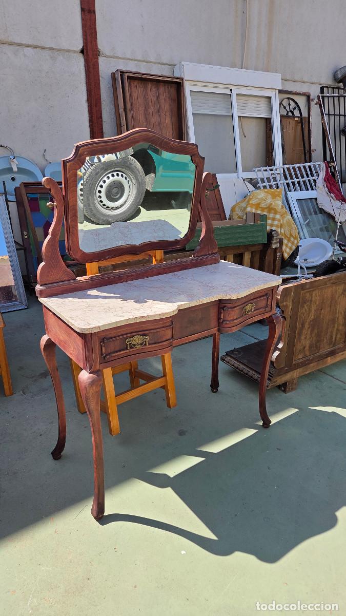 Vintage: tocador antiguo con espejo