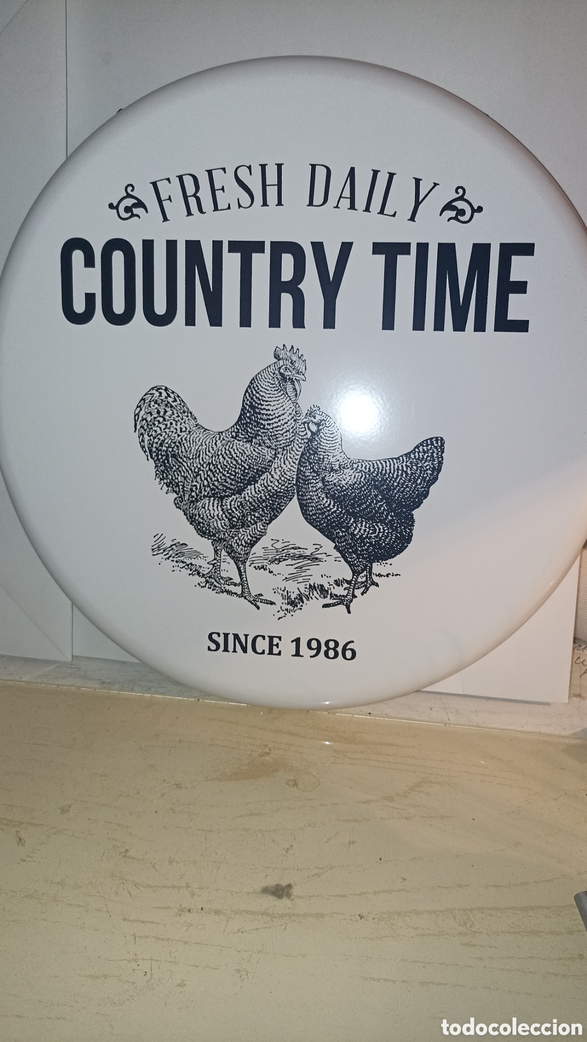 Vintage: Letrero met&aacute;lico.&rdquo;Fresh Daily Country Time Since 1986&rdquo;. 30 cm en su embalaje